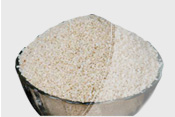 Mechanically hulled sesame seeds